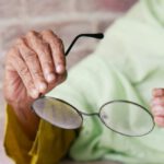הסרת משקפיים בלייזר בגיל 60